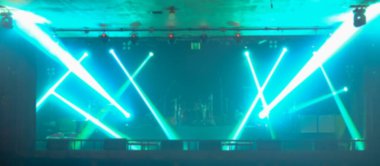 Konserde veya etkinlikte sahne ışıkları ve sahne ışıkları soyut bulanıklaşır