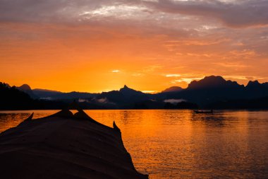 Rajjaprabha Barajı 'nda (Cheow Lan Gölü), Khao Sok Ulusal Parkı, Surat thani Eyaleti Tayland, Gün batımı