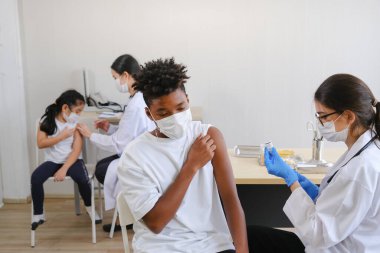 Profesyonel hemşire hastanedeki, klinikteki ya da sağlık merkezindeki insanlara grip ya da antiviral aşı veriyor.