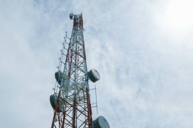 metal kule ya da taret telekomünikasyon uydu yemekleri alımı ve emisyon