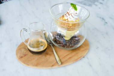 Masada vanilyalı dondurmalı Affogato kahvesi.