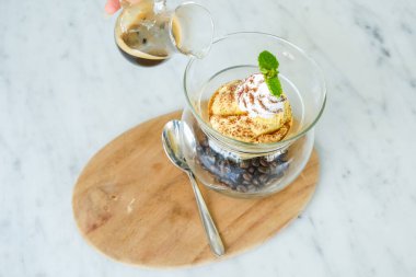 Masada vanilyalı dondurmalı Affogato kahvesi.