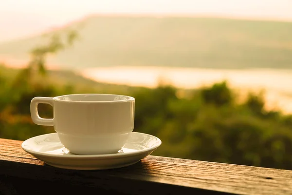 Een Witte Kop Koffie Met Bij Zonsopgang — Stockfoto