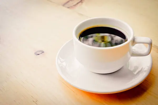 Biała Filiżanka Kawy Stole Efektem Koloru — Zdjęcie stockowe