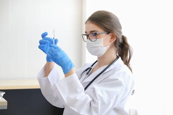 Professionelle Ärzte Oder Krankenschwestern Mit Mundschutz Bekommen Grippe Oder Antiviralen — Stockfoto