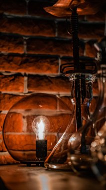 Dinlenme odasındaki antika lamba.