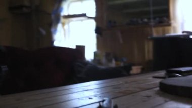 Dövüş için hazırlanan bir adam makineli tüfek toplar.