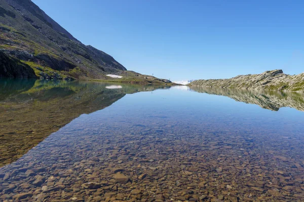 Lake le Lac Blanc, Alpes dHuez. Franse Alpen. Reflectie en blauwe lucht. — Stockfoto