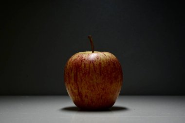 koyu arkaplanda elma