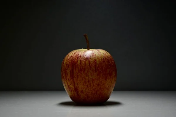 Apfel Auf Dunklem Hintergrund — Stockfoto