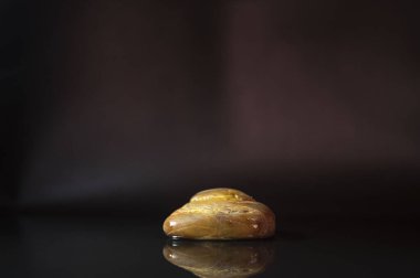 Koyu arkaplanda güzel bir taş