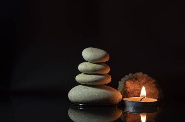 Koyu arkaplanda Zen taşları