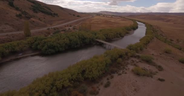 Drone aérien scène, route, rivière et montagnes . — Video