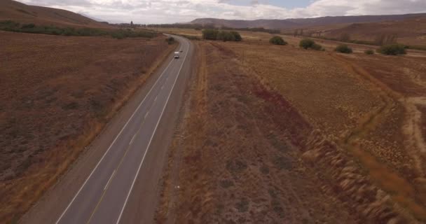 Aerial drone mountain route scene, following a truck and a car. — Stock Video