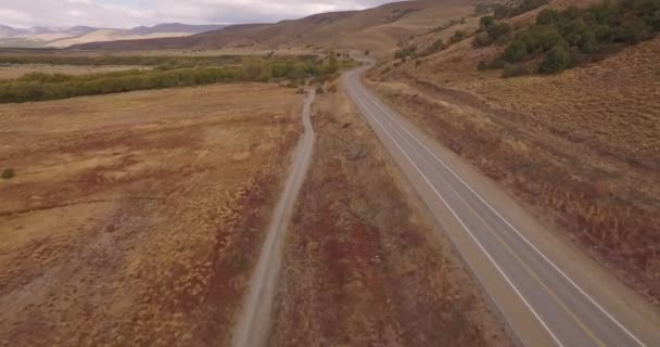 Luchtfoto drone scène, route, rivier, bergen, bussen en auto passeren. — Stockvideo