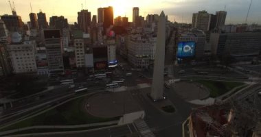 Dikilitaş Buenos Aires, Arjantin, hava uçak olay yerinde sabah gündoğumu. 9 de Julio ana Avenue, 9 Temmuz. Trafik ve insanlar gidiş çalışmak. Kamera Dikilitaş doğru hareket seyahat hava