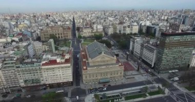 Buenos Aires, Arjantin, iki nokta üst üste tiyatroda sabah hava dron sahne. 9 de Julio ana Avenue, 9 Temmuz. Trafik ve insanlar gidiş çalışmak. Kamera hava kaydırma.