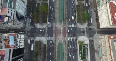 Buenos Aires, Arjantin, Dikilitaş hava olay yerinde sabah gündoğumu. Trafik ve insanlar gidiş çalışmak. Kamera hava dikey kaydırma. Geniş Şehir Manzaralı.
