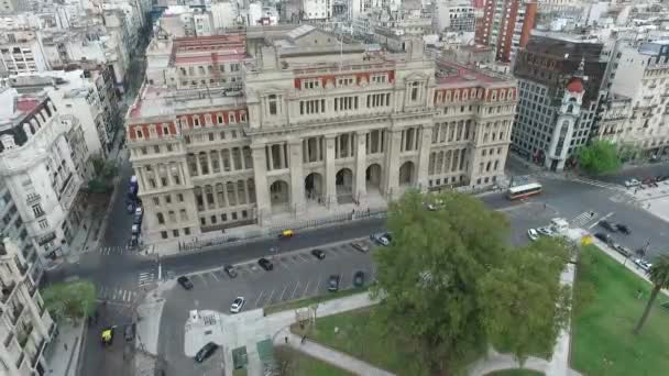 Aerial Drone scene of the court in Buenos Aires, Argentina, at sunrise in the morning.  Traffic and people going to work. Camera aerial panning. — Stock Video
