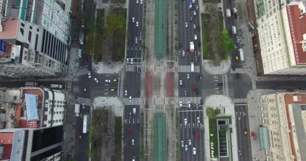 朝は日の出、アルゼンチン、ブエノスアイレスのオベリスクの空中シーンは。トラフィックは、仕事に行く人。カメラの垂直空中パン。広いシティー ビュー. — ストック動画