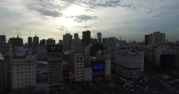 Aerial Drone scen av obelisken i Buenos Aires, Argentina, vid soluppgången på morgonen. 9 de Julio main Avenue, 9 juli. Trafik och människor går för att arbeta. Aerial reser. — Stockvideo