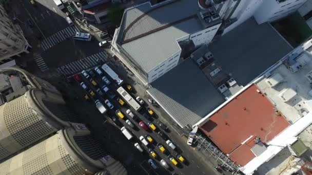Сцена с дроном на старом центральном рынке города. Вид на город с воздуха. Кастрюля для покупок в Абасто . — стоковое видео