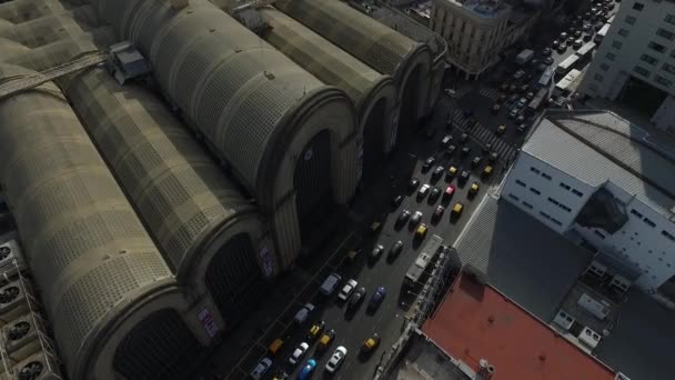 Vue aérienne du paysage de la ville. Scène de drone du vieux marché central de Buenos Aires. Poêle aérienne de l'Abasto Shopping . — Video