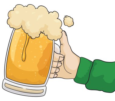 Büyük bardak tankard köpüklü bira ile kavrulmuş yeşil kollu bir el, beyaz arka planda izole.