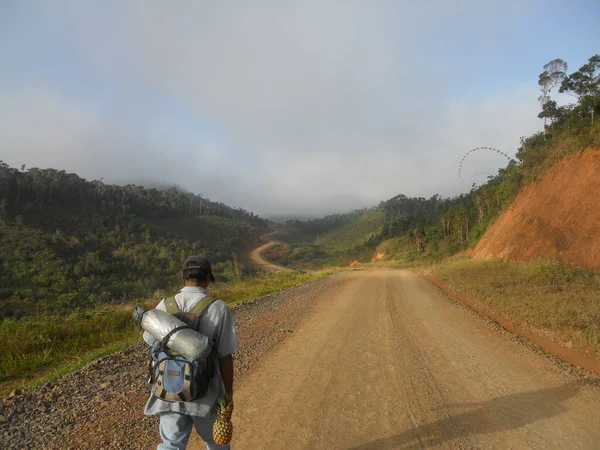 友人とマダガスカルの道を歩く — ストック写真
