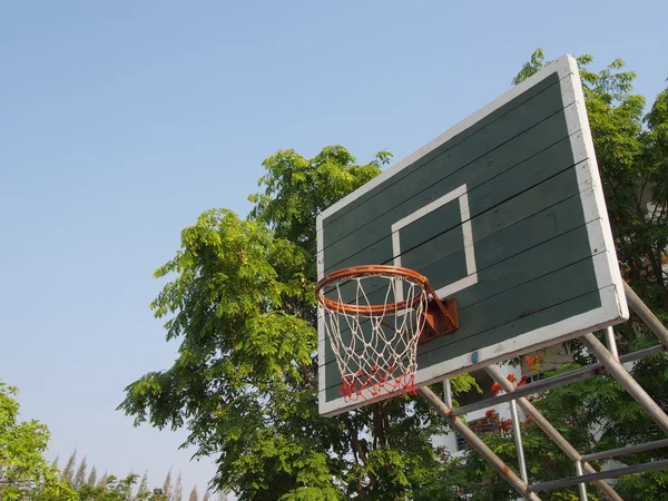 Aro de basquete ao ar livre — Fotografia de Stock