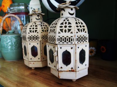 Dekoratif beyaz metal fener lambaları tablo, vintage tarzı