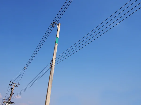 Kabel kraftledningar på el stolpe — Stockfoto