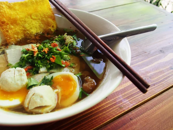 A bowl of noodle soup with egg and crispy wonton — Stock Photo, Image