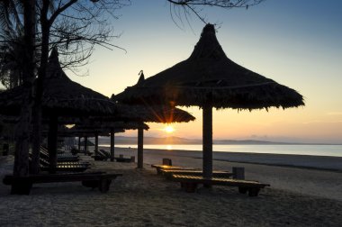 Tropik plaj Resort silüeti 'nde gündoğumu sahnesi