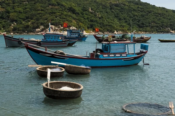 Barcos de pesca e coráculos na baía — Fotografia de Stock