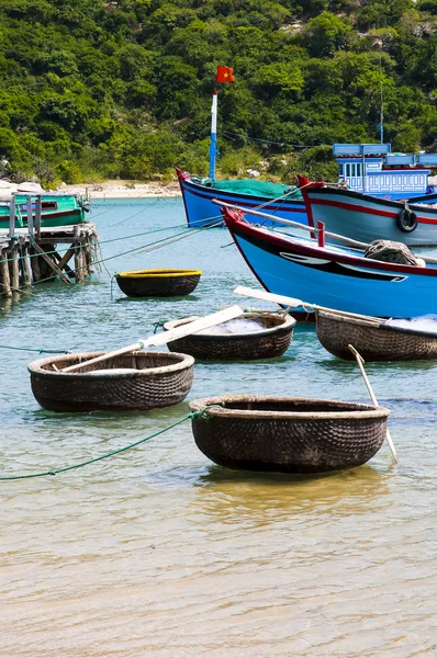 Rybářské lodě a coracles v zálivu — Stock fotografie