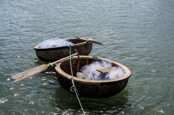 Коракли с плавающими на воде рыболовными сетями — стоковое фото
