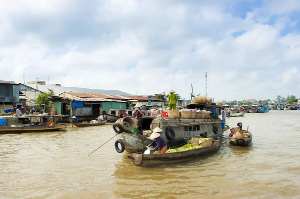 Escena del mercado flotante en Can Tho, Vietnam — Foto de Stock