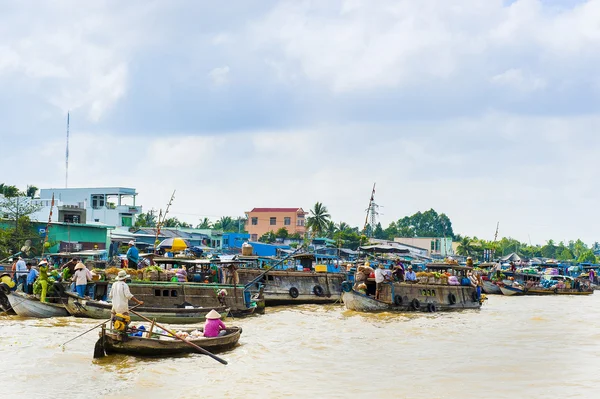 Escena del mercado flotante en Can Tho, Vietnam — Foto de Stock