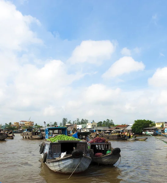 Escena del mercado flotante en Can Tho, Vietnam — Foto de Stock