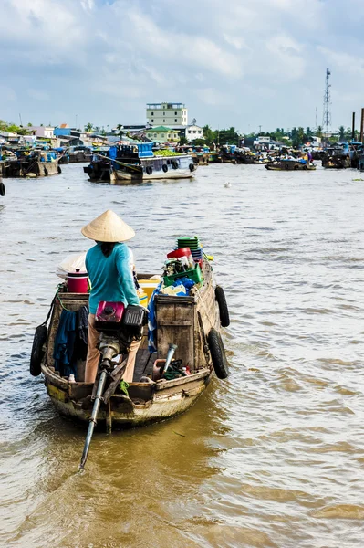 Scène de marché flottant à Can Tho, Vietnam — Photo