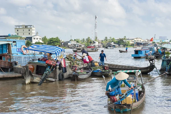 Escena del mercado flotante en Can Tho, Vietnam — Foto de Stock