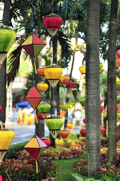 Laternen hängen an den Bäumen an den Feiertagen, Vietnam — Stockfoto