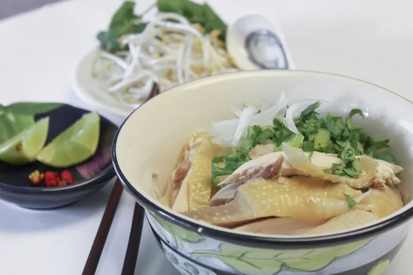 Alimentation traditionnelle vietnamienne - Soupe de nouilles de riz au poulet — Photo