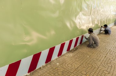 Ho Chi Minh City, Vietnam - 29 Ocak 2011: Kimliği belirsiz boyalar güvenliği üzerinde duvar ouside bir inşaat sitesine 29 Ocak 2011 atttention Ho Chi Minh City yaya gelen işaretler