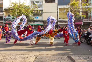 Sokakta ejderha dansı