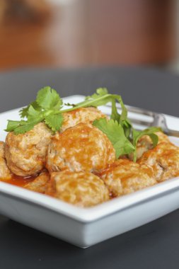 Vietnamca domuz eti hamur tatlısı topları domates soslu ekmek ile servis