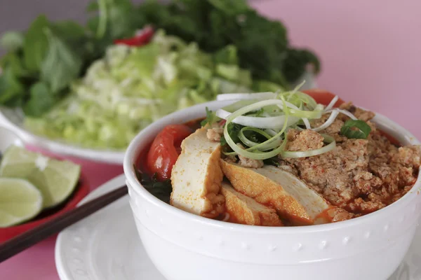Vietnamese Traditional Food: Meat rice vermicelli soup, served with tomato broth and topped with crab or shrimp paste. — Stock Image Vietnamese Traditional Food: Meat rice vermicelli soup, served with tomato broth and topped with crab or shrimp paste. Stock Image