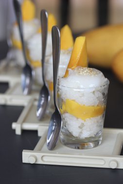 Tay tarzı tropikal tatlı: Verrine mango yapışkan (yapışkan) RI