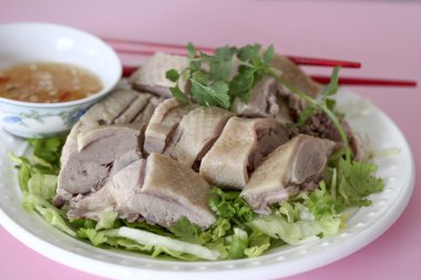 Marul ve kişniş ile çanak haşlanmış ördek eti